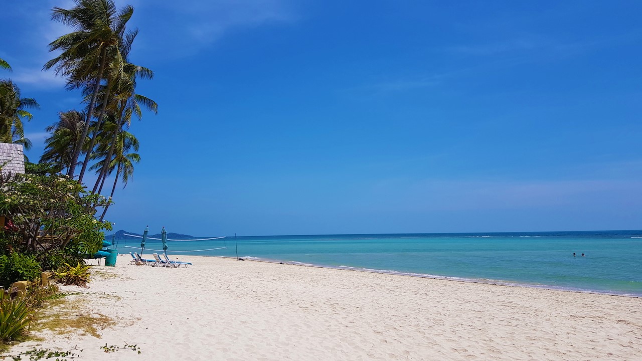 Tropical 4-bedroom Beachside villa with Rooftop Terrace in Hua Thanon for sale