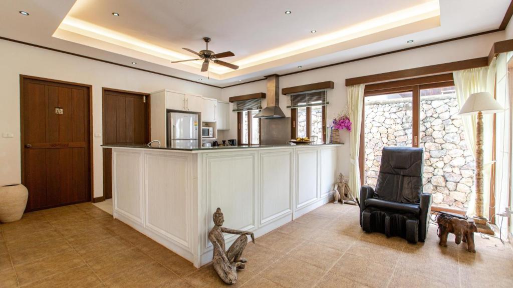 Tropical 4-bedroom Beachside villa with Rooftop Terrace in Hua Thanon for sale