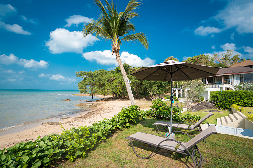 Villas "Indu Sunset – Comfortable 4 Bedroom Beachfront Pool Villa in Bang Makham for sale" 4 bedrooms, beachfront, garden, private pool, sea view, district Nathon, sale for 30 000 000 baht