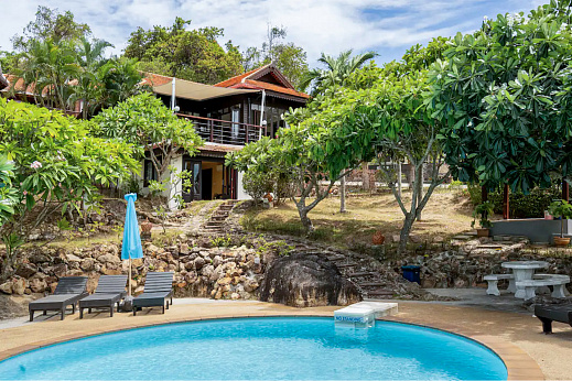 Villas "Indu Seabreeze – Wooden 3 Bedroom Seaview Villa in Bang Makham for sale" 3 bedrooms, beachfront, garden, private pool, sea view, district Nathon, sale for 22 000 000 baht