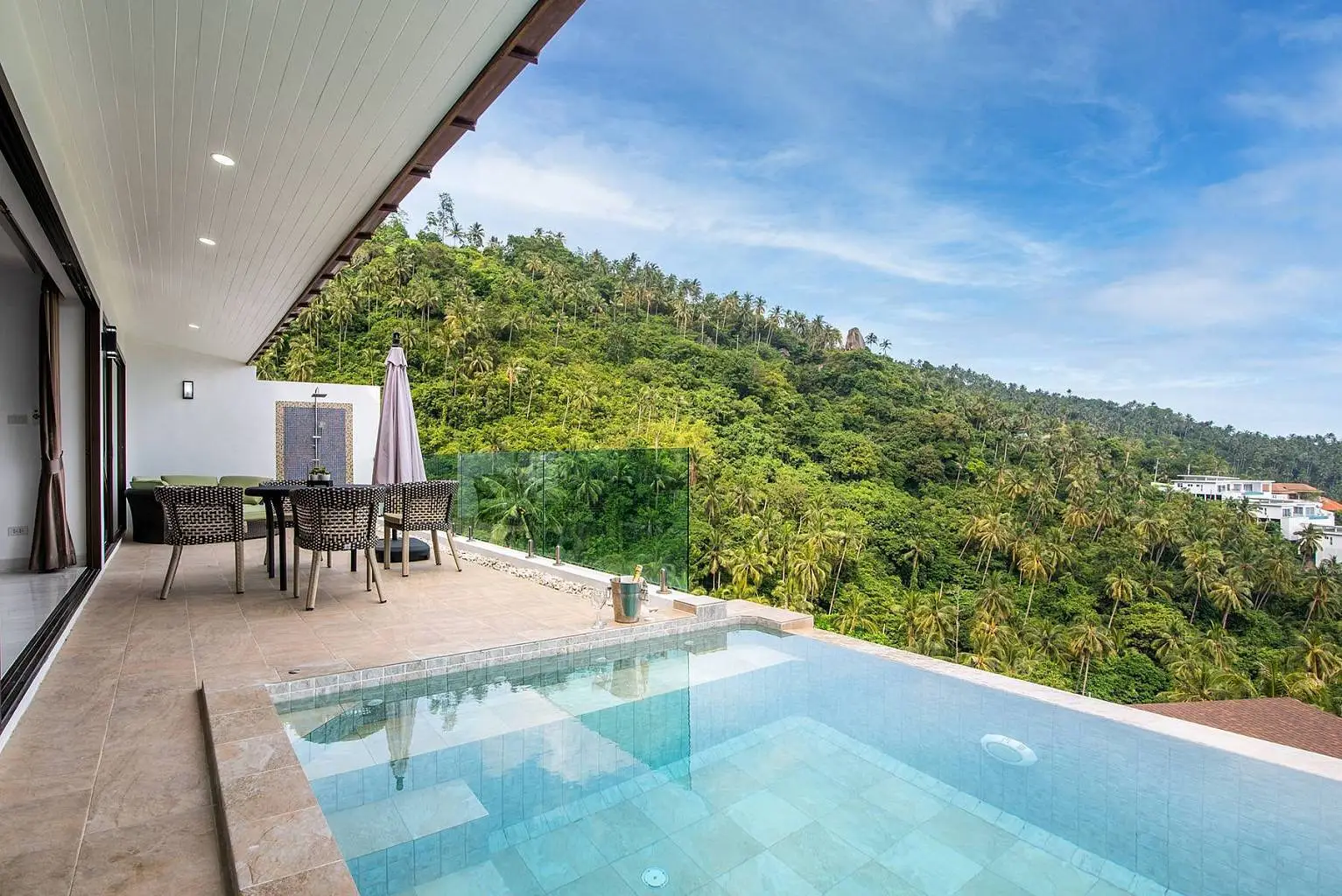 (SOLD) 2 bedroom sea-view apartment Re-Sale in Lamai